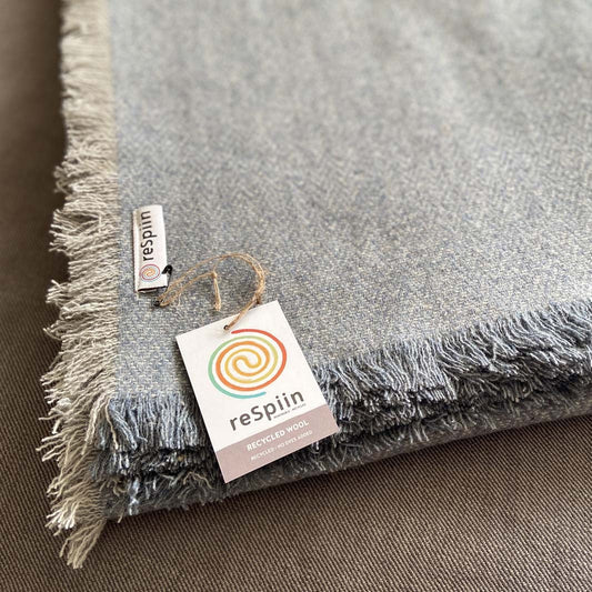 Endurunnið ullarteppi - Denim blátt